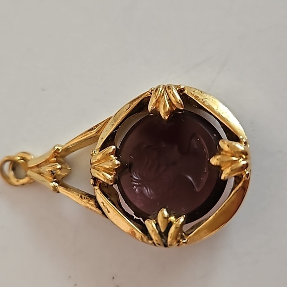 AVON PURPLE Glass Intaglio & Goldtone Pendant - Picture 2 of 6